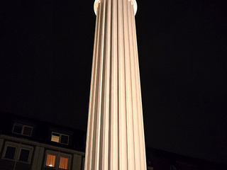 Die Entdeckertour mit Nachtwächter Bremme startet an der imposanten Gedensäule im Nicolaikirchhof.