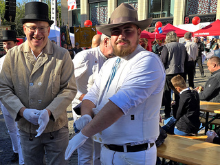 Im Rahmen des Tages des Handwerks werden die neuen Fahnen der Handwerkskammer zu Leipzig geweiht. Die Vorbereitungen laufen...