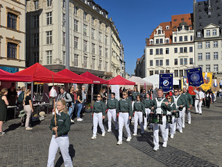 Der feierliche Fahnenumzug und Einmarsch ins Leipziger Rathaus wurde vom Spielmannszug Mutschen frisch begleitet. 