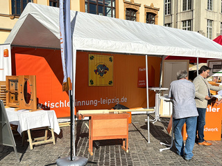 Das Wetter spielt mit - der Aufbau ist abgeschlossen. Langsam füllt sich der Leipziger Marktplatz mit Leben. 